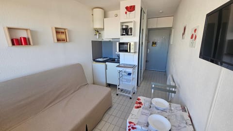 Bed, Night, TV and multimedia, Kitchen or kitchenette, Living room, Seating area, Dining area, stove