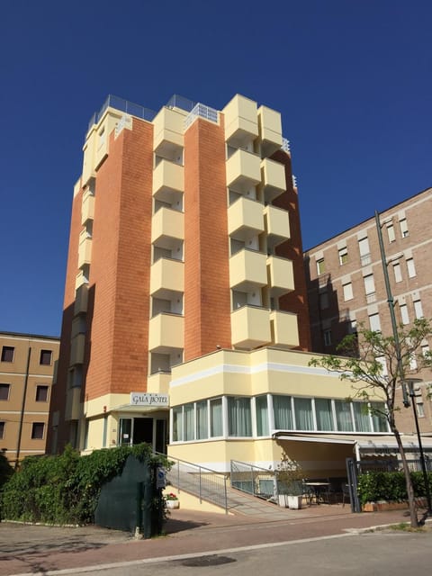 Property building, Facade/entrance, Day