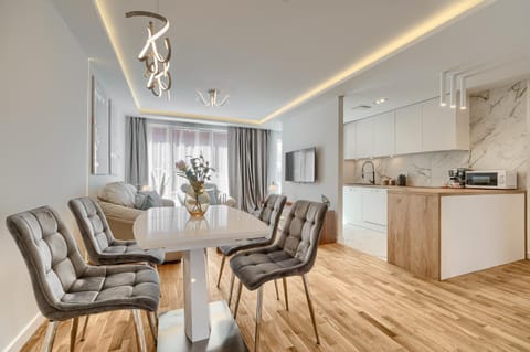 Kitchen or kitchenette, Living room, Seating area, Dining area