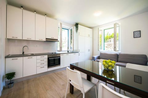 Kitchen or kitchenette, Living room