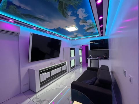 TV and multimedia, Living room, Seating area, Bedroom