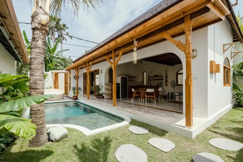 Property building, Day, Garden, Garden view, Pool view, Swimming pool