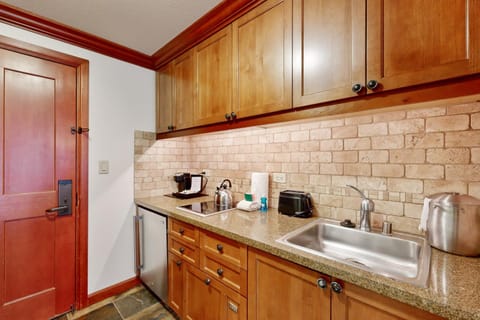 Resort at Squaw Creek's 521 & 523 Apartment in Palisades Tahoe (Olympic Valley)