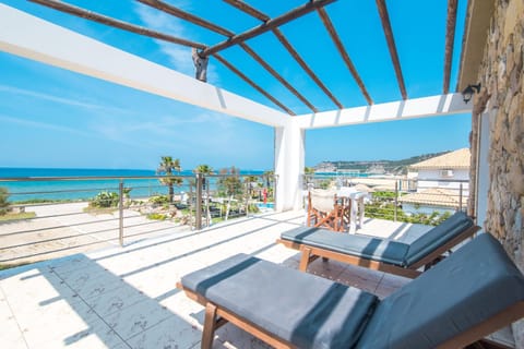Property building, Balcony/Terrace, Living room