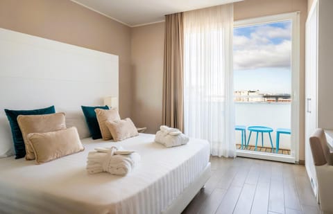 Bed, View (from property/room), Balcony/Terrace, Photo of the whole room, Bedroom, Sea view