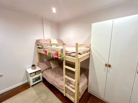 Vivienda amplia y luminosa a escasos metros de la playa de Cangas. Apartment in Cangas