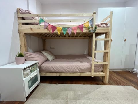 Vivienda amplia y luminosa a escasos metros de la playa de Cangas. Apartment in Cangas