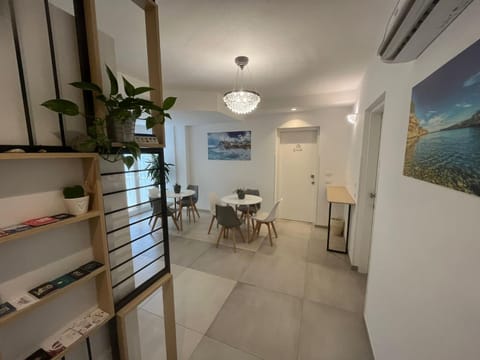 Seating area, Breakfast