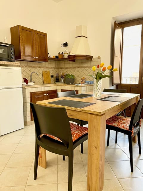 Kitchen or kitchenette, Dining area, Drinks