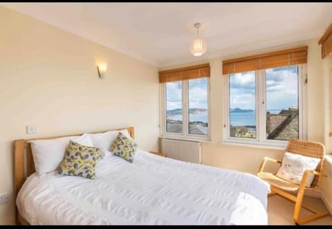 Fantastic spacious house with beautiful panoramic views of the bay Only a few minutes walk from beach harbour and restaurants This house has 3 bedrooms 3 bathrooms and 2 lovely sitting rooms House in Lyme Regis