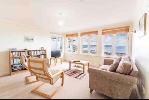 Fantastic spacious house with beautiful panoramic views of the bay Only a few minutes walk from beach harbour and restaurants This house has 3 bedrooms 3 bathrooms and 2 lovely sitting rooms House in Lyme Regis