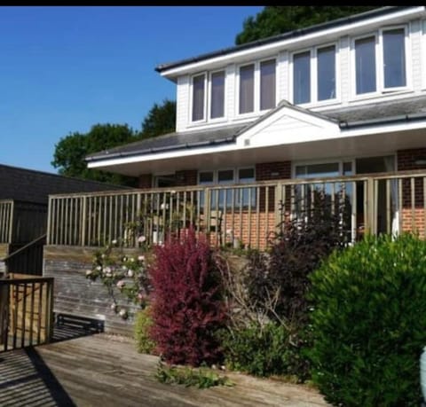 Fantastic spacious house with beautiful panoramic views of the bay Only a few minutes walk from beach harbour and restaurants This house has 3 bedrooms 3 bathrooms and 2 lovely sitting rooms House in Lyme Regis