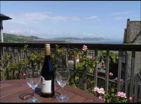 Fantastic spacious house with beautiful panoramic views of the bay Only a few minutes walk from beach harbour and restaurants This house has 3 bedrooms 3 bathrooms and 2 lovely sitting rooms House in Lyme Regis