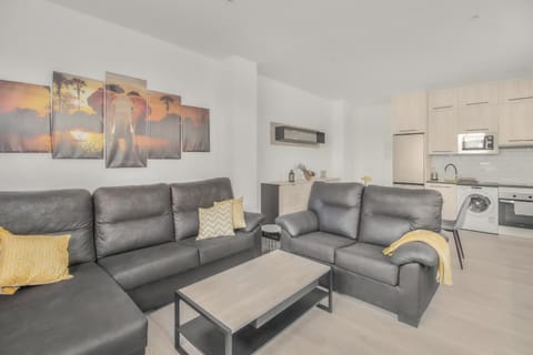 TV and multimedia, Kitchen or kitchenette, Living room, Seating area, Dining area