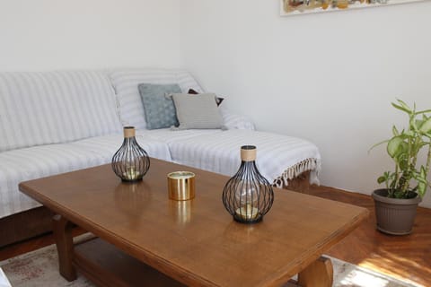 Living room, Decorative detail, Seating area