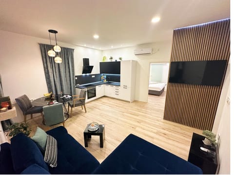 Communal lounge/ TV room, TV and multimedia, Kitchen or kitchenette, Living room, Seating area, Evening entertainment