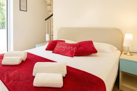 Bed, Bedroom, towels