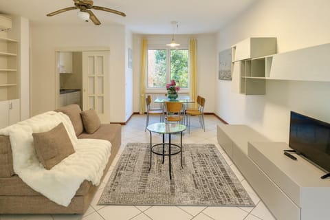 Communal lounge/ TV room, TV and multimedia, Living room, Seating area, Dining area