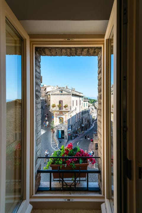 View (from property/room), Balcony/Terrace, City view, Landmark view, Quiet street view
