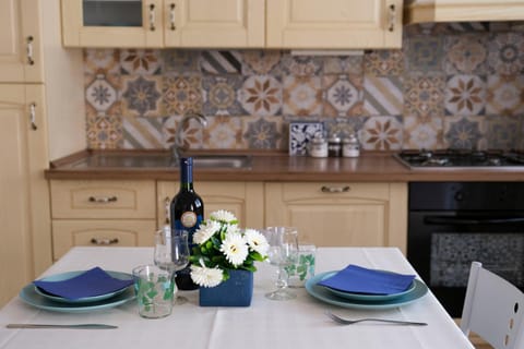 Kitchen or kitchenette, Dining area, stove