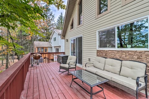 Walk to Beach Lakefront Pocono Escape with Fire Pit House in Coolbaugh Township