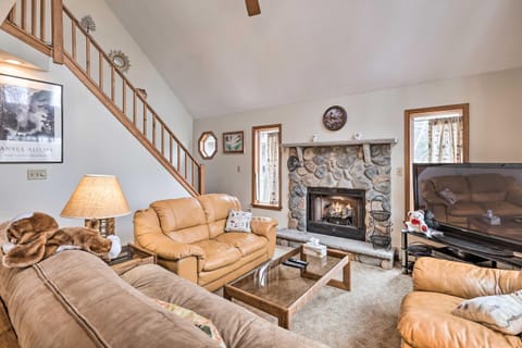 Walk to Beach Lakefront Pocono Escape with Fire Pit House in Coolbaugh Township