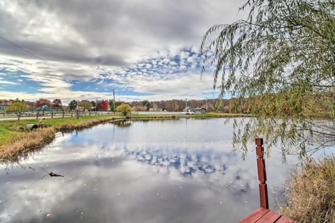 Walk to Beach Lakefront Pocono Escape with Fire Pit House in Coolbaugh Township