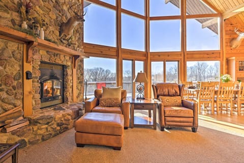 Lodge with Indoor Pool, Along Devils Lake Park House in Lake Wisconsin
