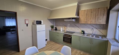 Coffee/tea facilities, Kitchen or kitchenette, Dining area, oven, pet friendly, stove, toaster