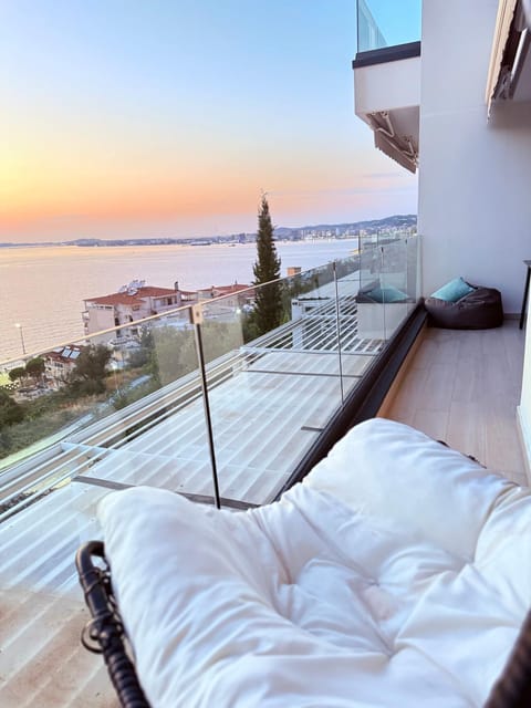 Property building, View (from property/room), Balcony/Terrace, Balcony/Terrace, Sea view, Sea view, Sunrise, Sunset