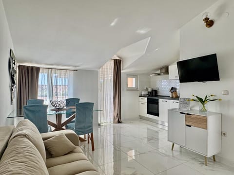 TV and multimedia, Living room, Seating area, Dining area, Evening entertainment