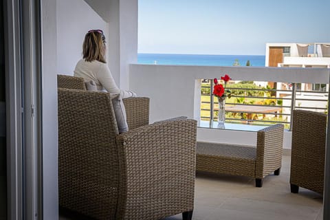 People, Balcony/Terrace, Sea view
