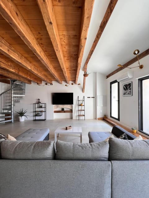 TV and multimedia, Living room, Seating area, air conditioner