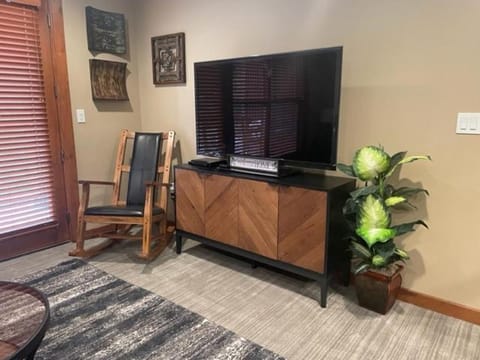 Penthouse Mountain Haven with Community Spa Room Apartment in Kellogg