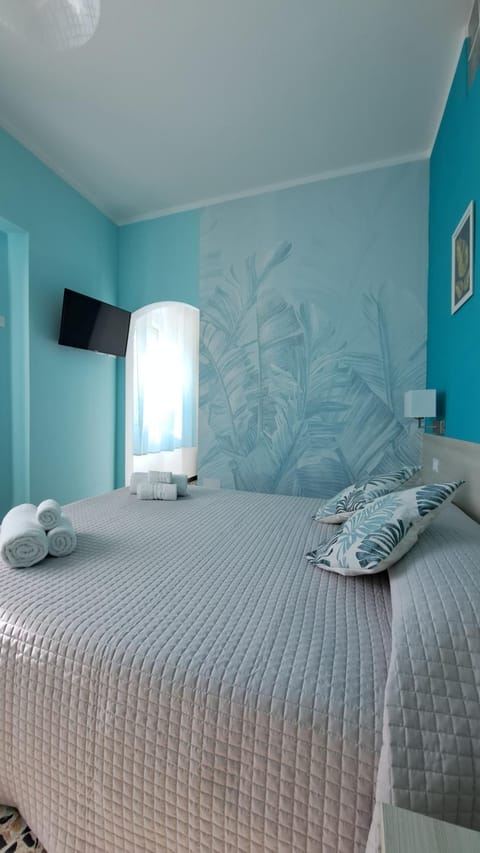 Bed, Photo of the whole room, towels