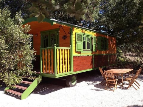 La Roulotte des Oliviers Campground/ 
RV Resort in Bédoin