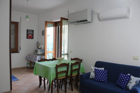 Kitchen or kitchenette, Dining area, air conditioner