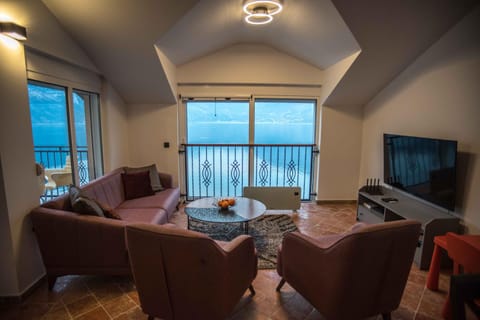 Modern Waterfront 3-Bed Apartment Apartment in Kotor Municipality