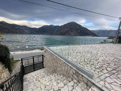 Modern Waterfront 3-Bed Apartment Apartment in Kotor Municipality