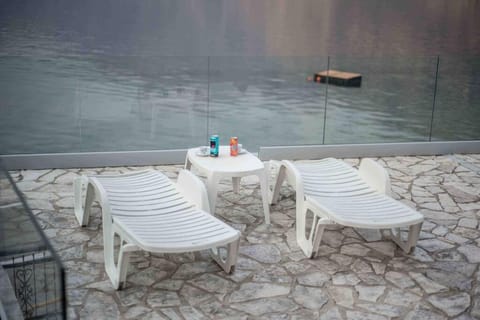 Modern Waterfront 3-Bed Apartment Apartment in Kotor Municipality