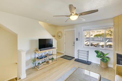 Spacious Garden City Townhome with Lake Views! House in Garden City