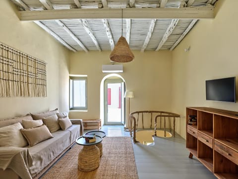 TV and multimedia, Balcony/Terrace, Living room, Seating area, Bedroom, air conditioner