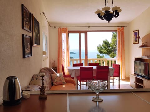TV and multimedia, Living room, Seating area, Dining area