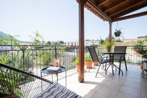 Balcony/Terrace, Seating area, Mountain view