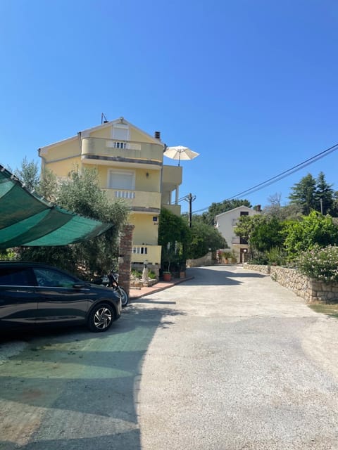 Property building, Day, Neighbourhood, Street view, Parking