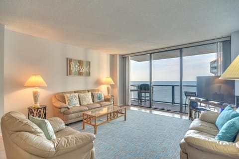 Pool and Stunning Views! Oceanfront Clearwater Condo Apartment in Clearwater Beach