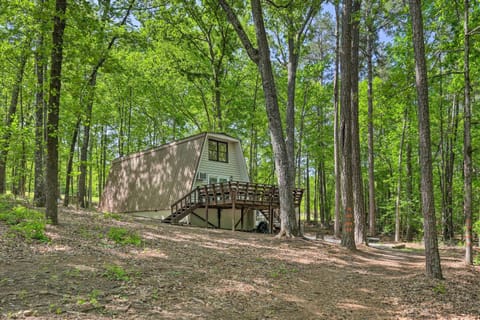 Quaint Tignall Cabin with Deck and Private Dock! Cabin in Clarks Hill Lake
