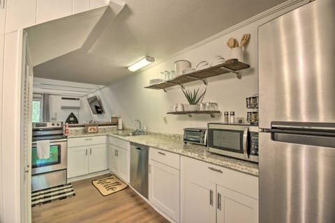 Quaint Tignall Cabin with Deck and Private Dock! Cabin in Clarks Hill Lake