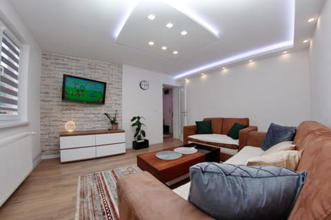 Communal lounge/ TV room, TV and multimedia, Living room, Seating area, Evening entertainment