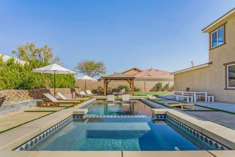 Minigolf, Dining area, Swimming pool, sunbed